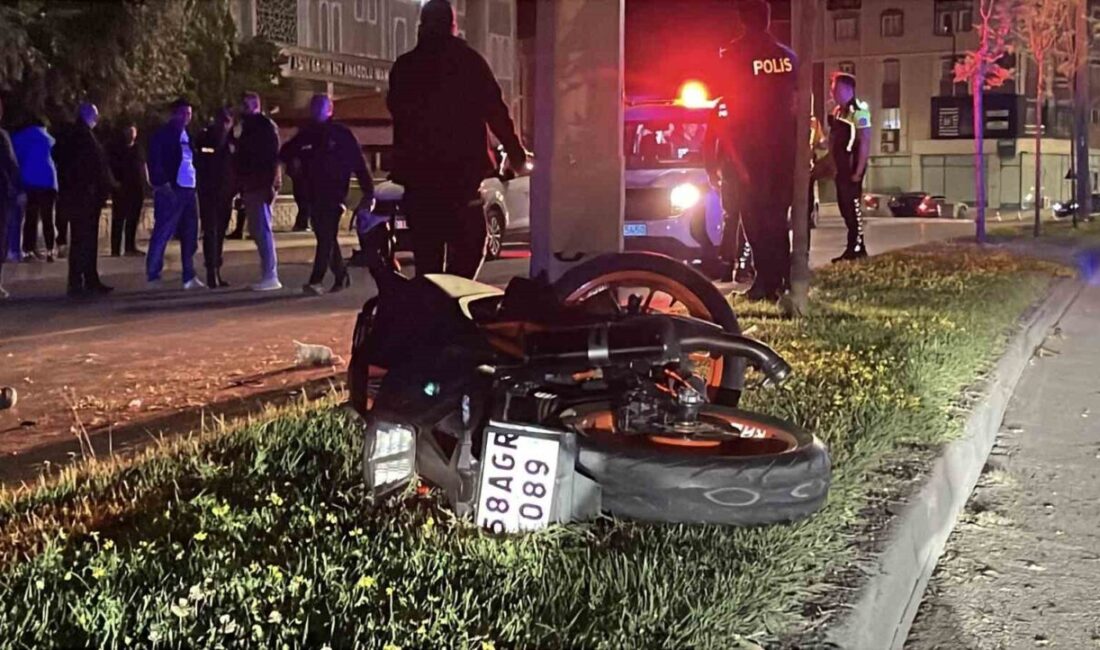 Sivas’ta meydana gelen trafik kazasında, bir motosikletin ağaca çarpmasının ardından