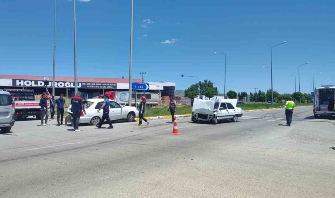 Şarkışla ilçesinde meydana gelen trafik kazasında, bir kavşakta çarpışan iki