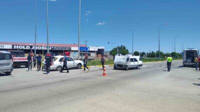 Şarkışla ilçesinde meydana gelen trafik kazasında, bir kavşakta çarpışan iki