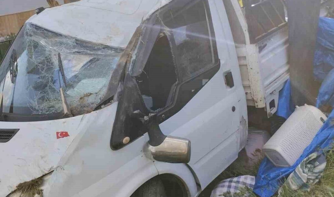 Kangal ilçesinde meydana gelen trafik kazasında bir kamyonet duvara çarptı