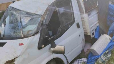 Kangal ilçesinde meydana gelen trafik kazasında bir kamyonet duvara çarptı