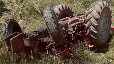 Suşehri ilçesinde meydana gelen bir kaza sonucunda traktör devrildi ve