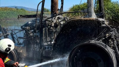 Söke ilçesine bağlı Atburgazı Mahallesi’nde bir çiftçinin traktörü yangına maruz