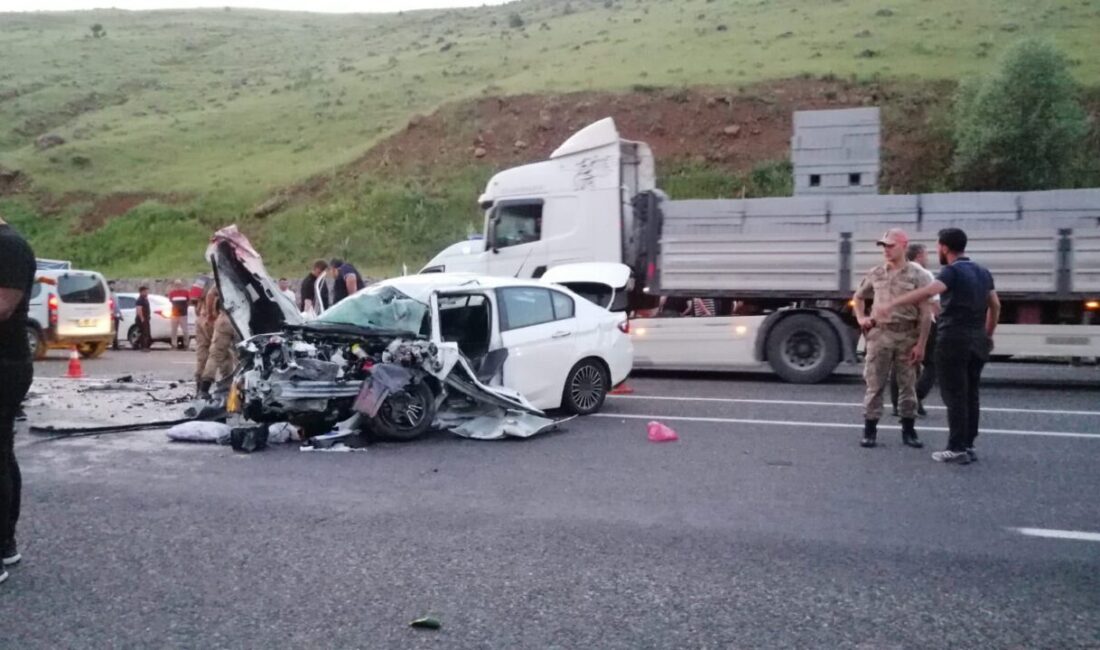 Bingöl’ün Solhan ilçesinde meydana gelen trafik kazasında tır ile otomobilin