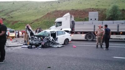 Bingöl’ün Solhan ilçesinde meydana gelen trafik kazasında tır ile otomobilin