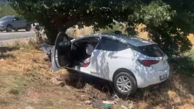 İzmir’de meydana gelen trafik kazasında, bir otomobilin sollama yaparken kontrolünü