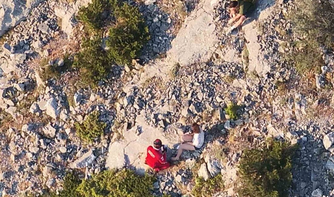 Manisa Spil Dağı Milli Parkı’nda yürüyüş yaparken sık ormanlık ve