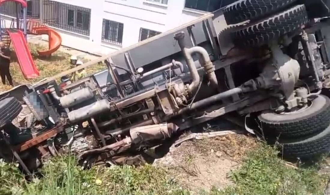 Bir sitenin bahçesine devrilen bir su tankeri, Bursa’nın Gemlik ilçesinde