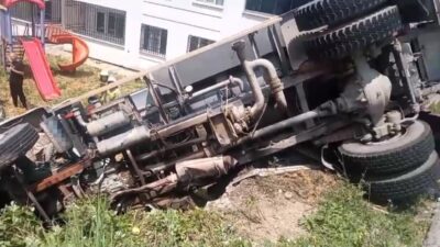 Bir sitenin bahçesine devrilen bir su tankeri, Bursa’nın Gemlik ilçesinde