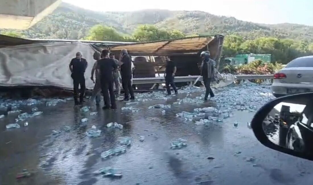 Bursa’da meydana gelen bir trafik kazasında su yüklü bir tır