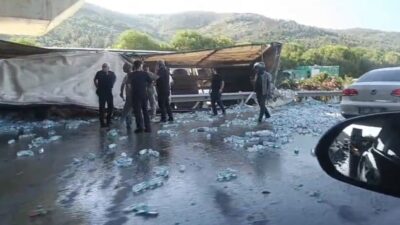 Bursa’da meydana gelen bir trafik kazasında su yüklü bir tır