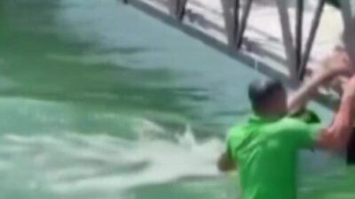 Adana’da artan sıcak hava etkisi sebebiyle serinlemek isteyen bazı kişiler