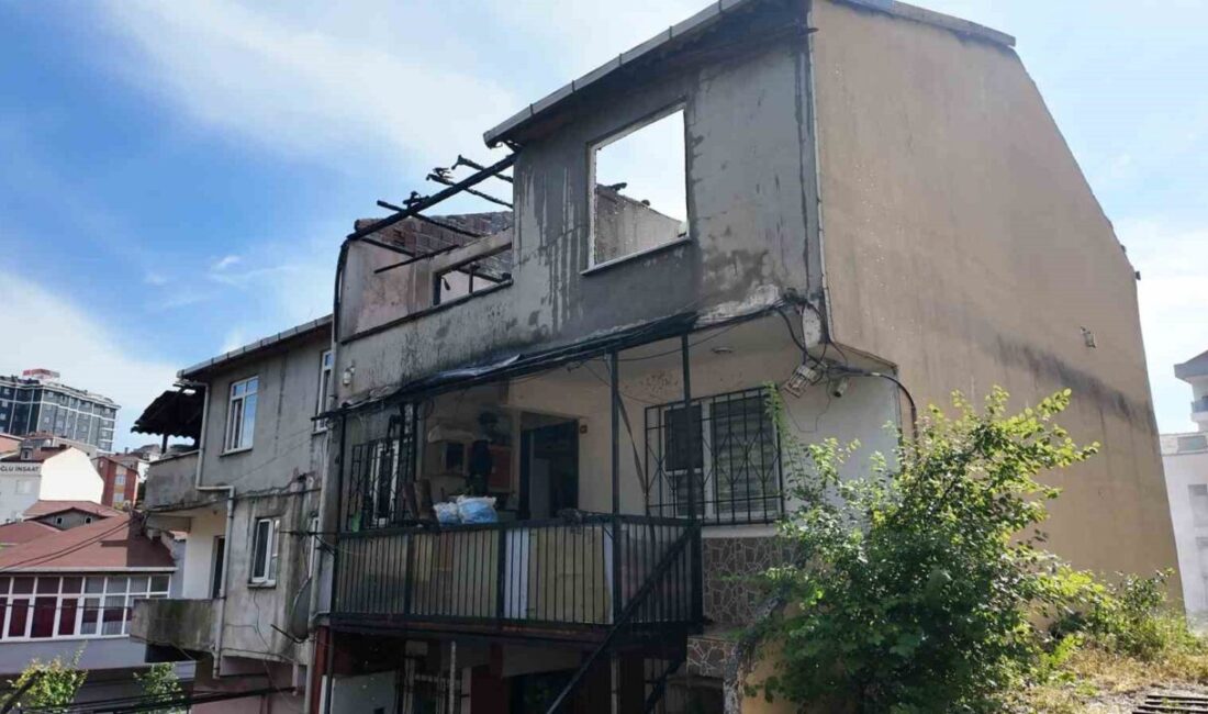 Sultanbeyli’de bir binanın çatısında başlayan yangın, yan binaya ve bahçeye