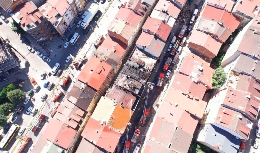 Sultangazi’deki bir binanın çatısında çıkan yangın, hızla yayılarak yan apartmanı