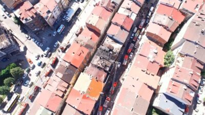 Sultangazi’deki bir binanın çatısında çıkan yangın, hızla yayılarak yan apartmanı