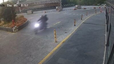 İstanbul’un Sultangazi ilçesinde, motosiklet kullanan bir şüpheli, bir alışveriş merkezine