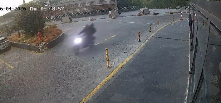 İstanbul’un Sultangazi ilçesinde, motosiklet kullanan bir şüpheli, bir alışveriş merkezine