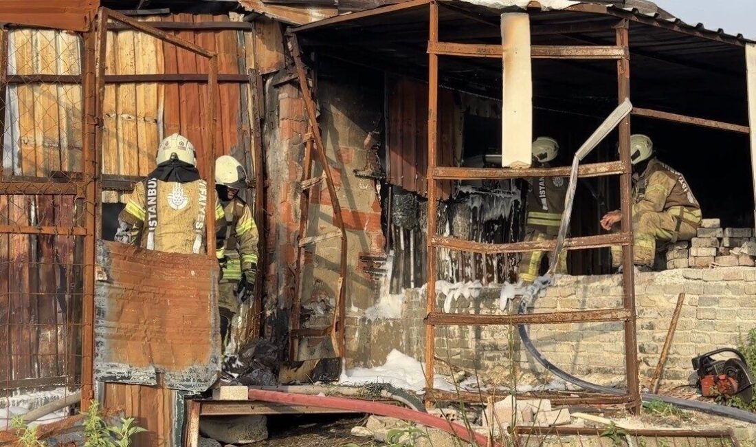 Sultangazi’de bulunan bir tek katlı plastik eşya deposu sabah erken