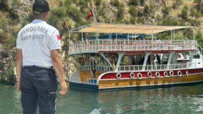 Halfeti ilçesinde gezi teknesinin kontrolünü kaybederek sürüklenmesi sonucunda jandarma ekipleri