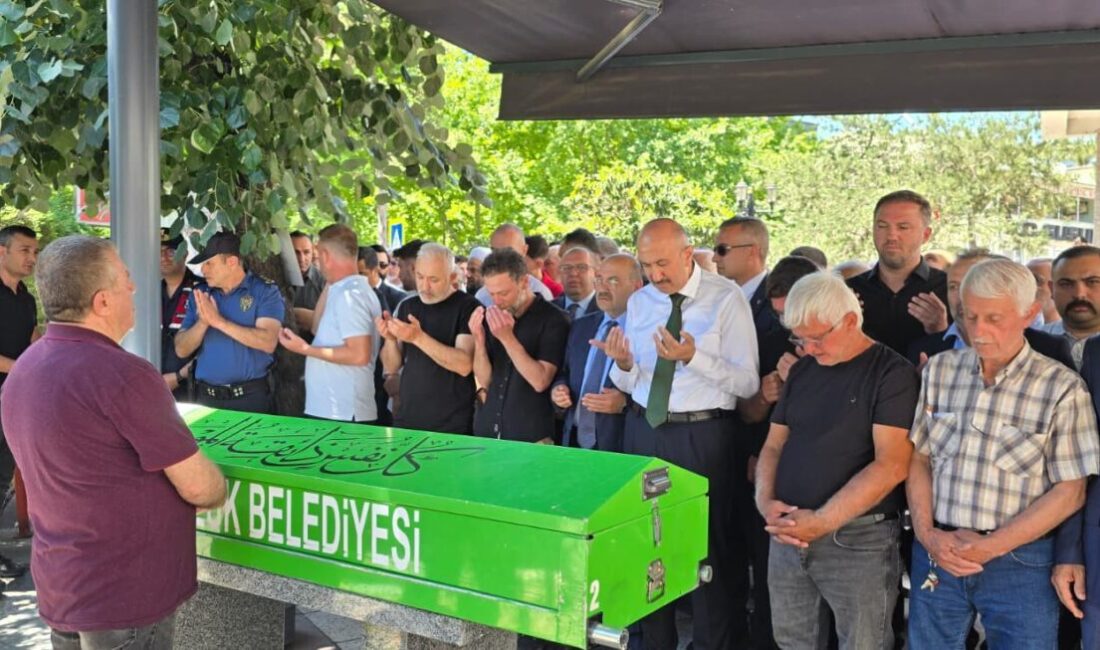 Susurluk ilçesinden bisikletiyle umreye giden 69 yaşındaki Fahrettin Şener, bahçesinde