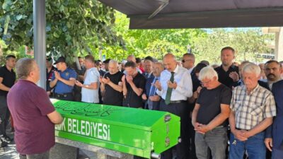 Susurluk ilçesinden bisikletiyle umreye giden 69 yaşındaki Fahrettin Şener, bahçesinde