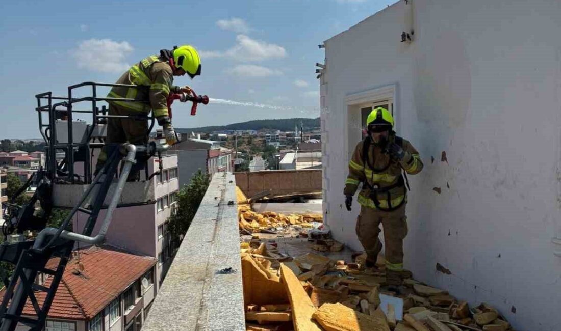 Susurluk ilçesinde bulunan bir binanın çatısında meydana gelen yangın, itfaiye