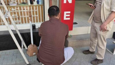 Eskişehir’de bir eczane tabelasına sıkışan yavru kedi, çevredeki esnafın koordineli