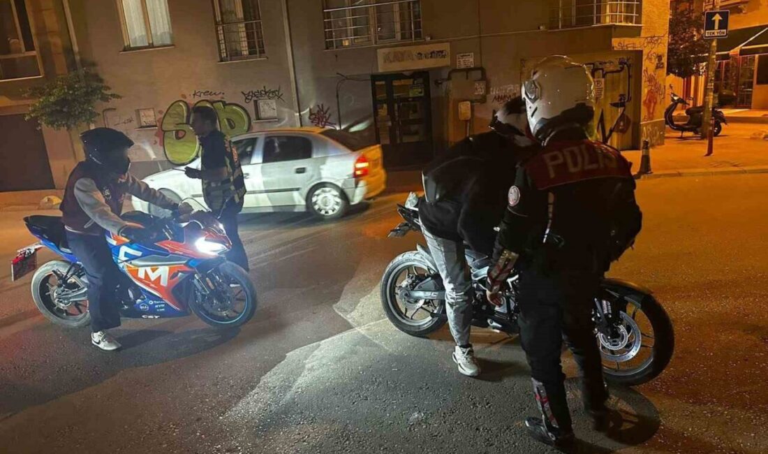 Eskişehir’de, Genez Sokak’ta vatandaşların araçlardan gelen yüksek sesli müzik ve
