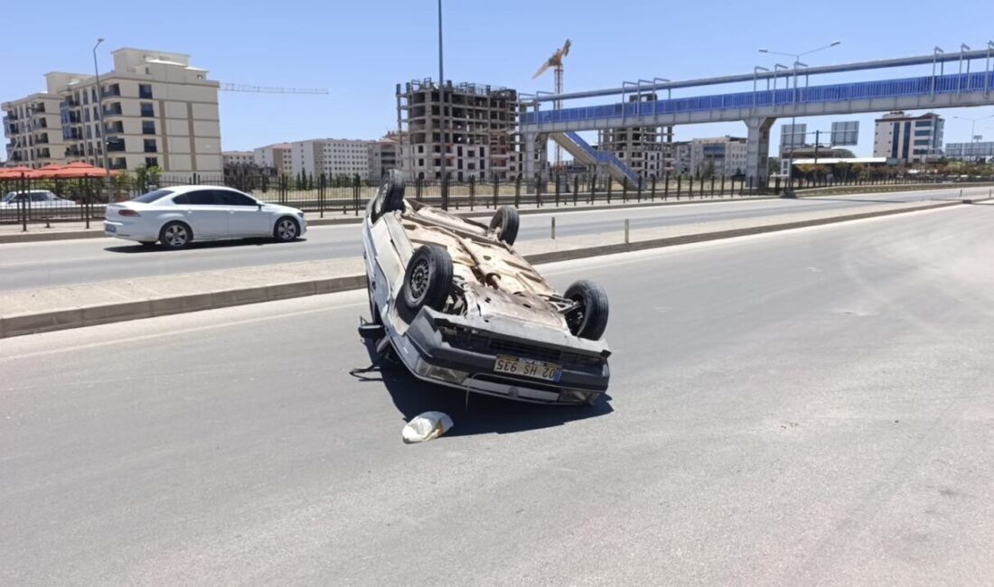 Adıyaman’da meydana gelen bir trafik kazasında, bir otomobil refüje çarparak