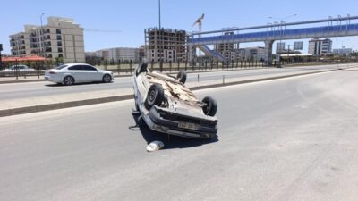 Adıyaman’da meydana gelen bir trafik kazasında, bir otomobil refüje çarparak