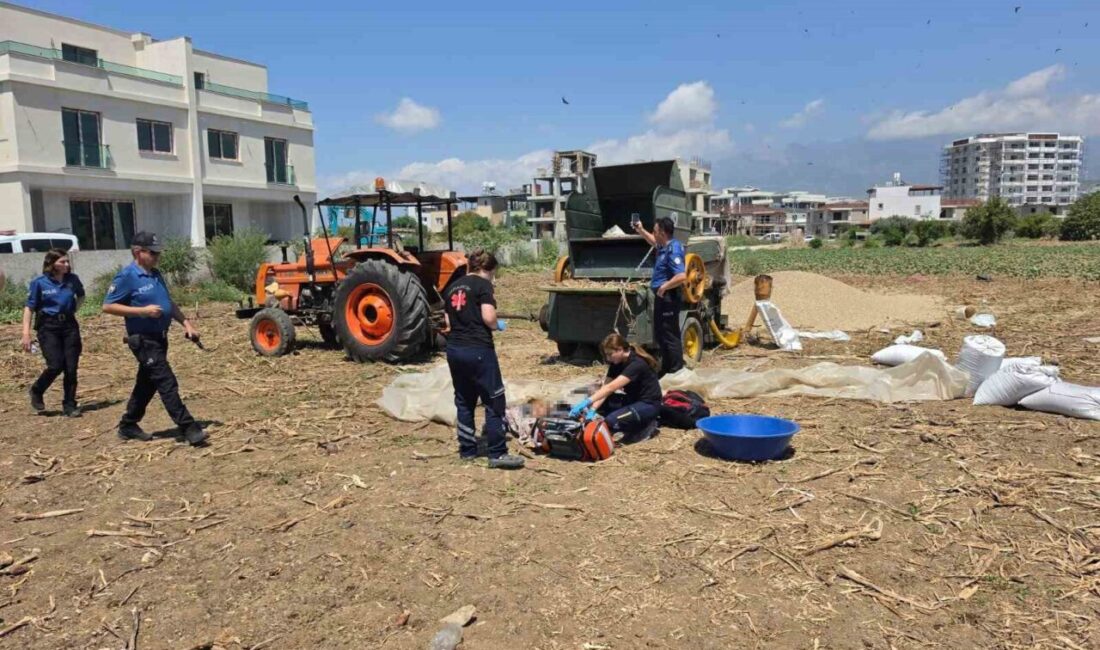 Hatay’da Suriye vatandaşı olan bir genç, buğday hasadı sırasında arızalanan