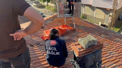 Çorum’un Sungurlu ilçesinde, güneş enerjisi panelini onarmak için çatıya çıkan