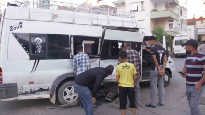 Antalya’nın Serik ilçesinde meydana gelen trafik kazasında, tarım işçilerini taşıyan