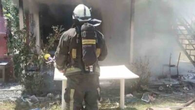 Manavgat ilçesinde bir tarla içerisinde bulunan evde meydana gelen yangın,