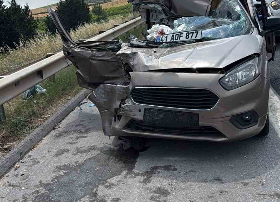 Tarsus ilçesinde meydana gelen trafik kazasında hafif ticari araç ile
