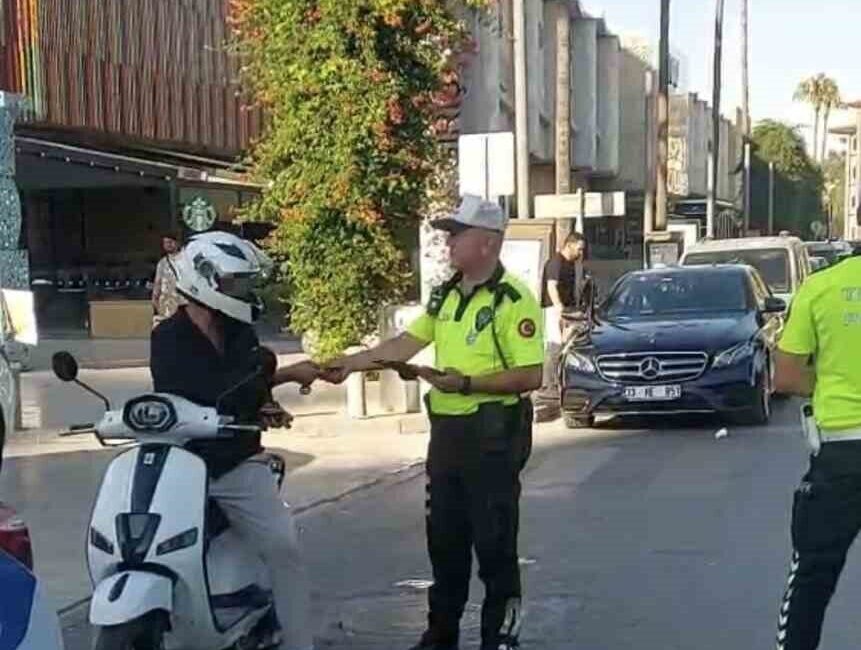 Mersin’in Tarsus ilçesinde Emniyet Müdürlüğü Trafik Büro Amirliği ekipleri, sürücü