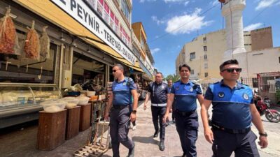 Tarsus’ta, yayaların kaldırımları güvenli ve engelsiz bir şekilde kullanabilmeleri için