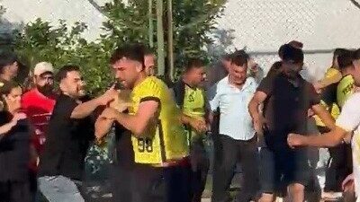 Tarsus ilçesinde düzenlenen köyler arası futbol turnuvasında karşılaşmanın ardından taraftarlar