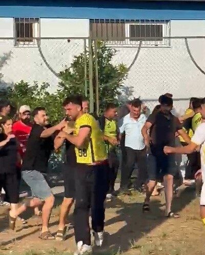 Tarsus ilçesinde düzenlenen köyler arası futbol turnuvasında karşılaşmanın ardından taraftarlar