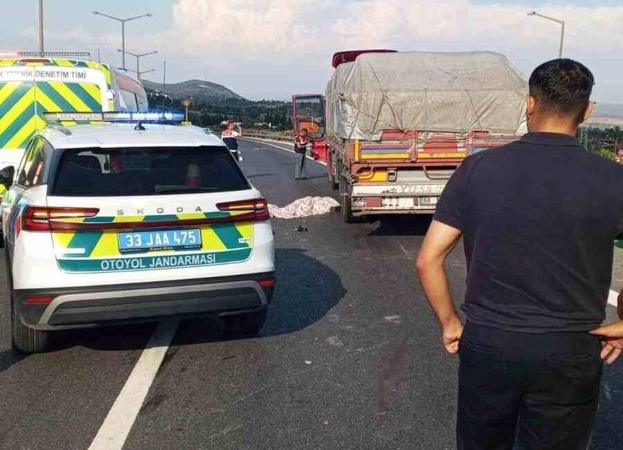 Mersin’in Tarsus ilçesinde meydana gelen trafik kazasında, bir motosiklet sürücüsü