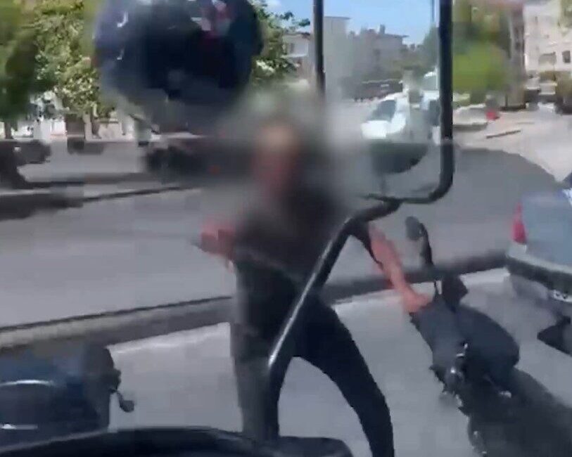 Kayseri’nin Melikgazi ilçesinde bir motosiklet sürücüsü, trafikte karıştığı tartışmanın ardından