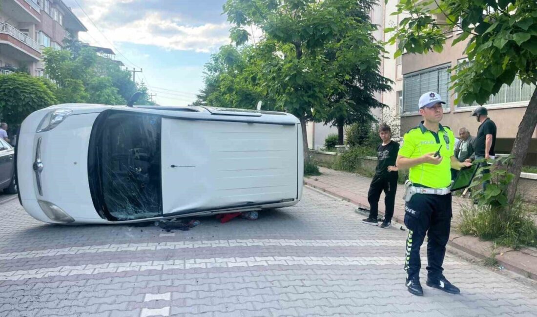 Kütahya’nın Tavşanlı ilçesinde meydana gelen trafik kazasında kavşakta çarpışan araçlardan