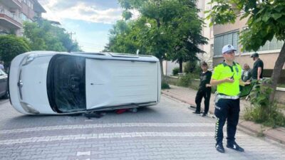 Kütahya’nın Tavşanlı ilçesinde meydana gelen trafik kazasında kavşakta çarpışan araçlardan