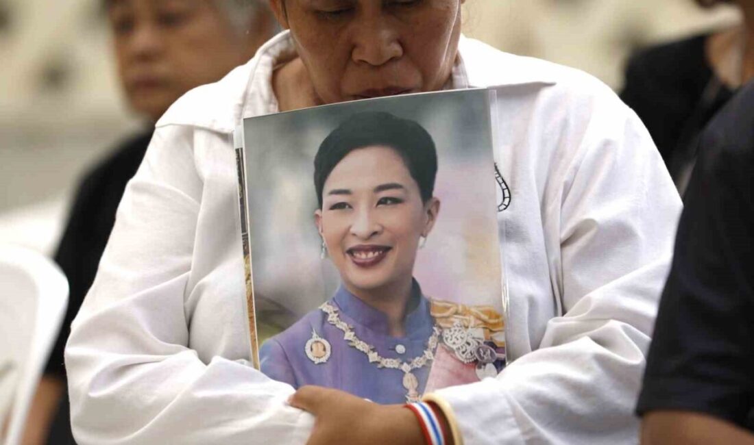Tayland Kralı Maha Vajiralongkorn’un ilk kızı Prenses Bajrakitiyabha Mahidol, uzun