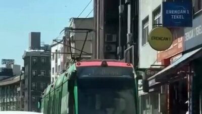 Bursa’da, trafiği tehlikeye atan iki çocuk, seyir halindeki tramvayın arkasına