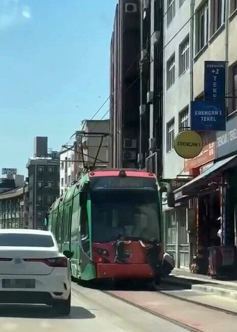 Bursa’da, trafiği tehlikeye atan iki çocuk, seyir halindeki tramvayın arkasına