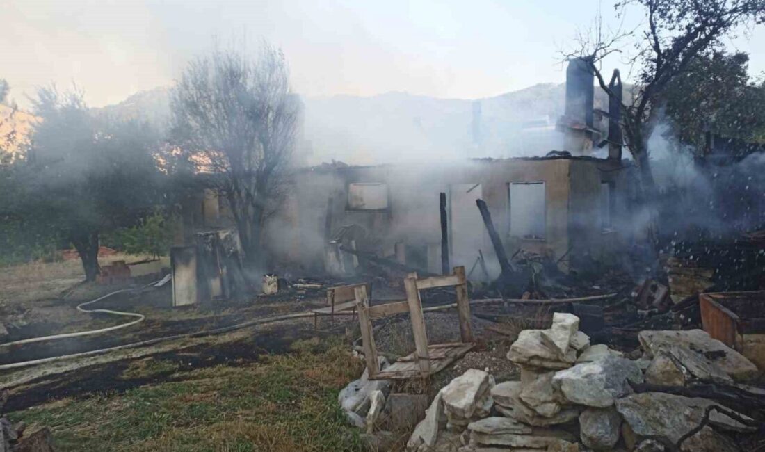 Denizli’nin Çameli ilçesinde bulunan tek katlı bir ev yangınla karşı
