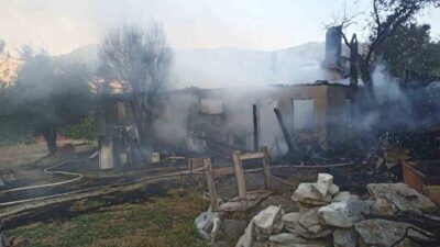 Denizli’nin Çameli ilçesinde bulunan tek katlı bir ev yangınla karşı