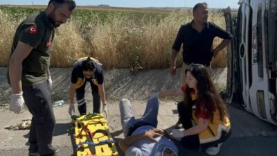 Tekirdağ’ın Ergene ilçesinde moloz taşıyan bir kamyonun devrilmesi sonucu şoförün