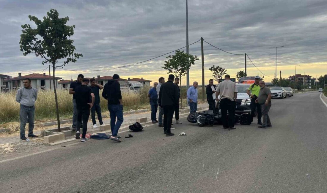 Çorlu ilçesinde bir otomobilin bir motosikletle çarpışması sonucu motosiklet sürücüsünün